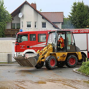 Schwerer Platzregen Überschwemmt ganze Straße