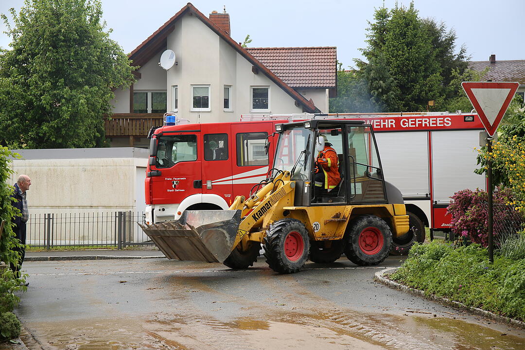 Schwerer Platzregen Überschwemmt ganze Straße