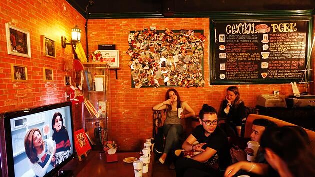 Freuen sich um das Comeback ihrer Lieblingsserie: Fans der US-Fernsehsitcom Friends sehen sich in Peking eine Episode der Show in einer Replik des Hauptsets Central Perk Cafe an. Foto: How Hwee Young/epa/dpa