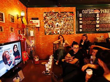 Freuen sich um das Comeback ihrer Lieblingsserie: Fans der US-Fernsehsitcom Friends sehen sich in Peking eine Episode der Show in einer Replik des Hauptsets Central Perk Cafe an. Foto: How Hwee Young/epa/dpa