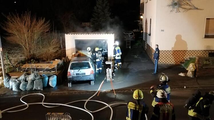Garagenbrand im Stadtteil Reiterswiesen: Die Feuerwehr vermutet einen technischen Defekt am abgemeldeten Fahrzeug.