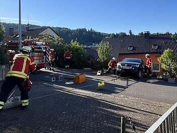 Lohr am Main: Feuerwehr rettet Auto vor Absturz
