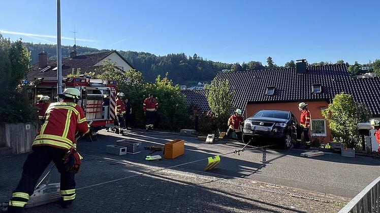 Lohr am Main: Feuerwehr rettet Auto vor Absturz