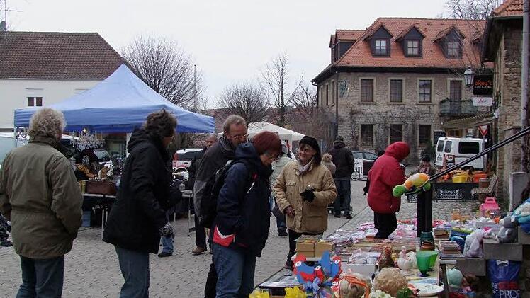 Gut gewärmt von Schal und Mütze fanden die Besucher des Frühlingsmarktes doch die eine oder andere Kleinigkeit auf dem Flohmarkt an der Mariensäule.