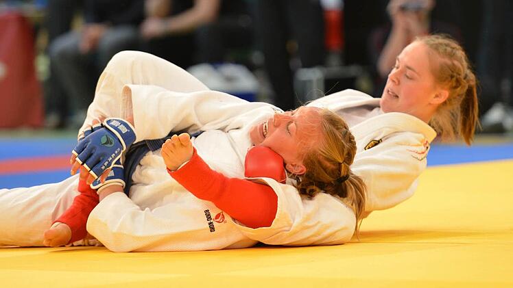 Carina Neupert (rechts) in Aktion: Kraft gehört beim Ju-Jutsu schon dazu. Es geht darum, den Gegner niederzuwerfen, aber nicht, ihn zu verletzen. Foto Dennis Butler