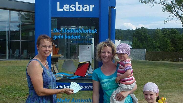 Bibliotheksleiterin Karin Wengerter (v.l.) überreicht Siegerin Eva-Verena Rügemer mit Maja-Elea und Mia-Elisa die Gutscheine. Foto: privat