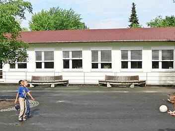 An der Ludwigschorgaster Schule muss das Dach dringend repariert werden. Foto: Archiv/Leithner