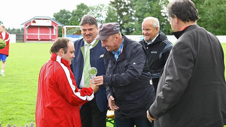 Der Spielführer der Melkendorfer holt sich den Pokal für Platz 4 ab. Foto: Monika Limmer