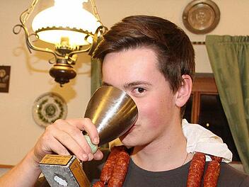 Erst traf er zwei Federn, dann aber die Krone. Damit sicherte sich Jan Fiedler beim Herbstschießen der Kauernburger Schützen den Titel des Vogelkönigs. Foto: Sonja Adam