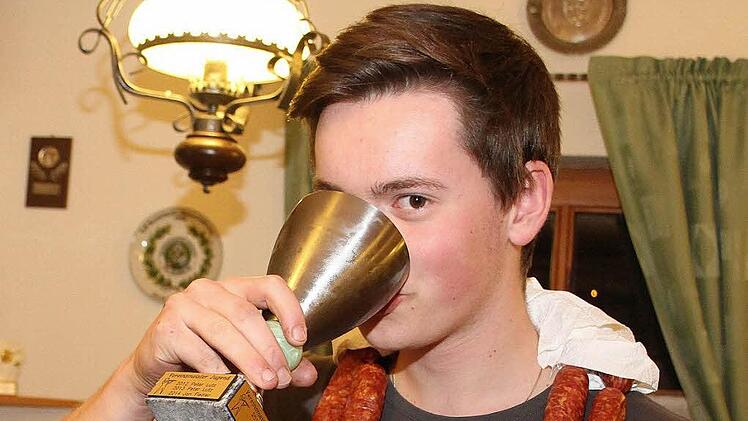 Erst traf er zwei Federn, dann aber die Krone. Damit sicherte sich Jan Fiedler beim Herbstschießen der Kauernburger Schützen den Titel des Vogelkönigs. Foto: Sonja Adam