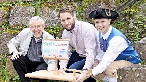 Hier lassen Projektkoordinator Erdinc Yurdakul von der Musikakademie Hammelburg (Mitte), Bürgermeister Waldmar Bug (links) und Bläser-Vorstand Florian Kirchner symbolisch das SaaleMusicum-Boot zu Wasser.