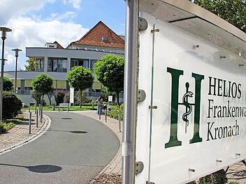 Immer wieder gibt es Diskussionen um die Kronacher Klinik. Laut Betriebsrat und Geschäftsführung seien die Vorwürfe aber absurd, es laufe alles gesetzeskonform und transparent ab. Foto: Marco Meißner