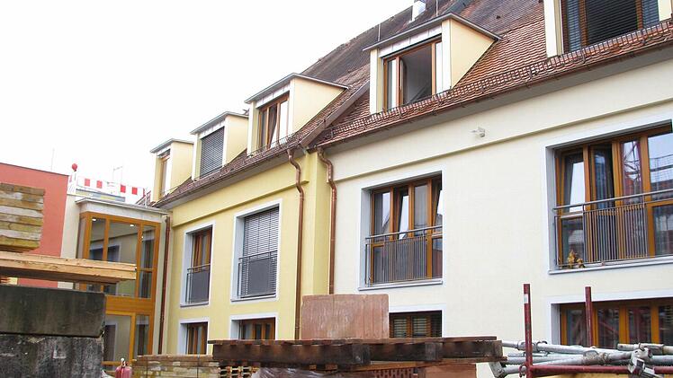 Im Hinterhof wird noch fleißig gebaut. Während einige Trakte bereits fertig und bezogen worden sind, wird es anderswo noch einige Monate dauern.