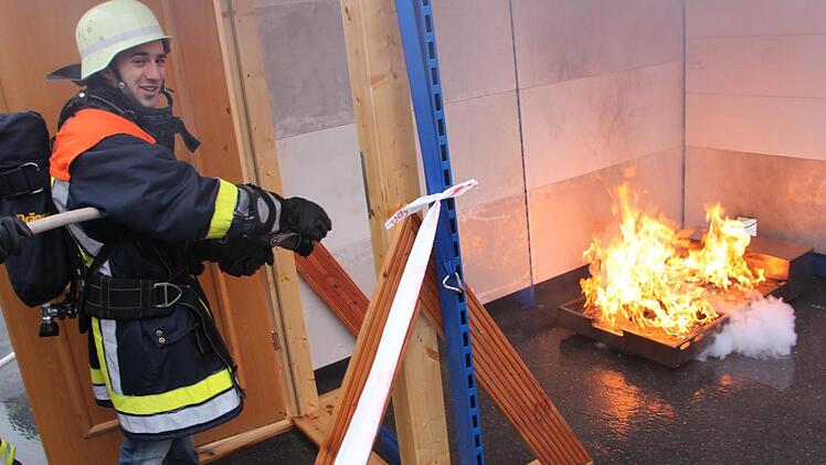 Wer wissen möchte, wie ein Feuer bekämpft werden kann, der bekommt beim Autofrühling von der Feuerwehr Tipps. Foto: Matthias Einwag