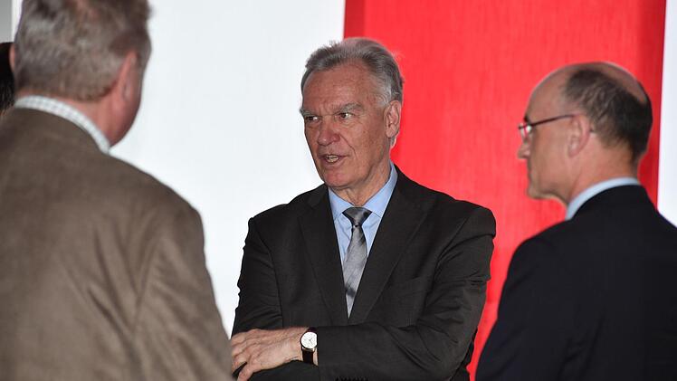 Jörg Ziercke sprach mit Landrat Wilhelm Schneider (rechts) und Helmut Will (links).