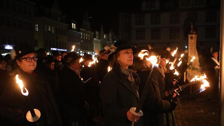 Auch die Schützendamen trugen Fackeln. Foto: Barbara Herbst