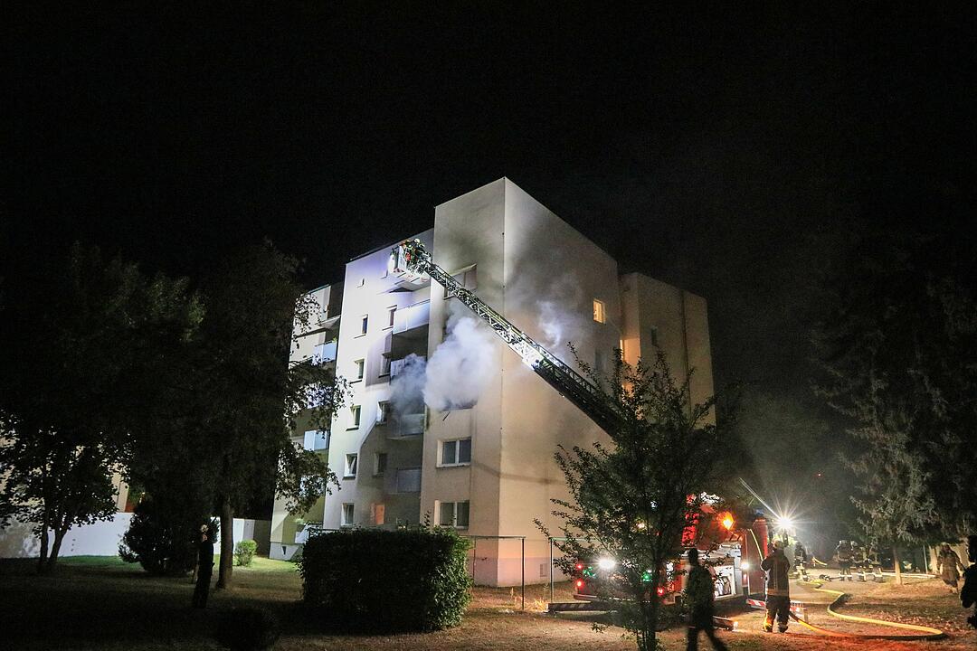 Bamberg: Brand in Mehrfamilienhaus - Feuerwehr findet leblosen Bewohner