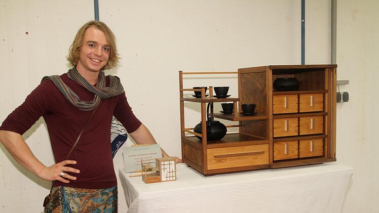 Der Weg zu seiner Ausbildung von Connor Hankinson-Kempf von England nach Ebern, hier mit seinem "japanischen Teeschrank" aus Nußbaum/Kirsche.