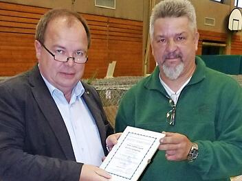 Werner Burger zeichnete den Vorsitzenden des Kleintierzuchtvereins Grafengehaig, Stephan Gageik, aus. Foto: Klaus-Peter Wulf