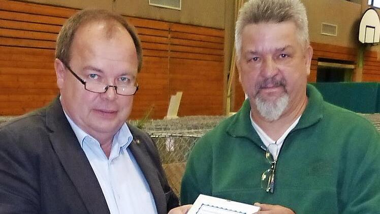 Werner Burger zeichnete den Vorsitzenden des Kleintierzuchtvereins Grafengehaig, Stephan Gageik, aus. Foto: Klaus-Peter Wulf