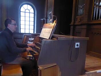 Kirchenmusikdirektor Jörg Wöltche an der Steinmeyer-Orgel in der Erlöserkirche.  Foto: Thomas Ahnert
