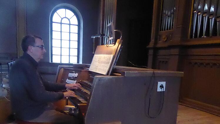 Kirchenmusikdirektor Jörg Wöltche an der Steinmeyer-Orgel in der Erlöserkirche.  Foto: Thomas Ahnert