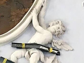 Ein Putto mit Notsicherungen