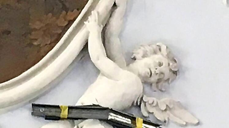 Ein Putto mit Notsicherungen