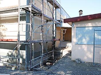 Würde die Mehrzweckhalle bis zur Bodenplatte aufgegraben, müsste die Bratwurstbude (rechts) abgebaut werden. Aber der Stadtrat einigte sich auf ein Ausschachten auf 1,20 Meter.  Foto: Thomas Malz