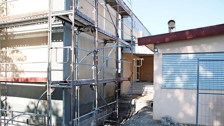 Würde die Mehrzweckhalle bis zur Bodenplatte aufgegraben, müsste die Bratwurstbude (rechts) abgebaut werden. Aber der Stadtrat einigte sich auf ein Ausschachten auf 1,20 Meter.  Foto: Thomas Malz