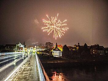 Leichter Schneeregen zu Mitternacht, trotzdem krachten auch in Haßfurt vereinzelt die Böller und etliche Raketen stiegen in die Luft. Diese schöne Nachtaufnahme vom Jahreswechsel 20/21 gelang unserem Mitarbeiter René Ruprecht von der Haßfurter Mainbrücke aus.