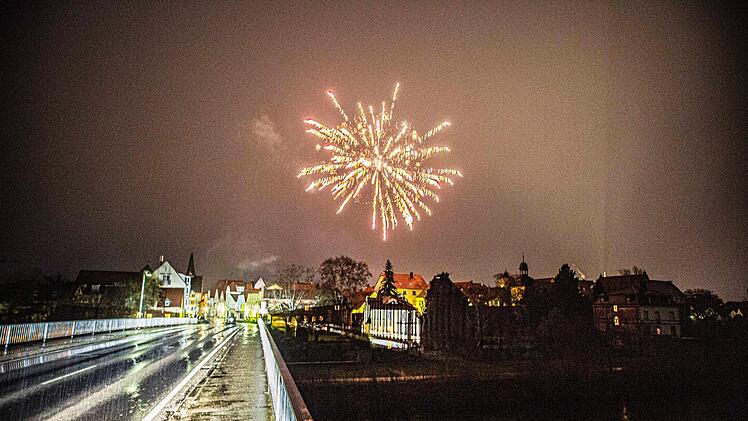 Leichter Schneeregen zu Mitternacht, trotzdem krachten auch in Haßfurt vereinzelt die Böller und etliche Raketen stiegen in die Luft. Diese schöne Nachtaufnahme vom Jahreswechsel 20/21 gelang unserem Mitarbeiter René Ruprecht von der Haßfurter Mainbrücke aus.
