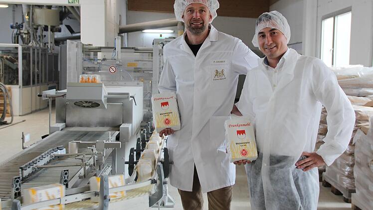 Philipp Cramer und Maximilian Landgraf von der Cramer-Mühle in Schweinfurt in den Produktionsräumen Foto: Charlotte Wittnebel-Schmitz