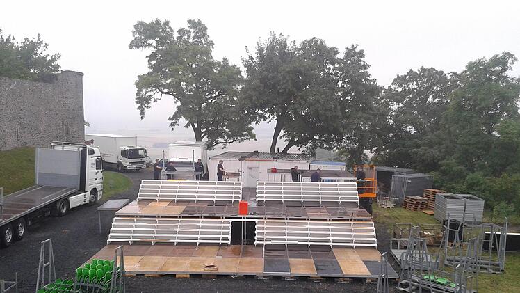 Die B&uuml;hne f&uuml;r die Auff&uuml;hrung des Musical-Klassikers "My Fair Lady" in Bad Kissingen wird derzeit probehalber in Am&ouml;neburg installiert.