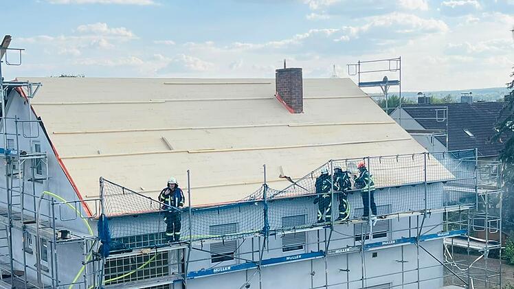 Hallstadt: Plötzliche Rauchentwicklung bei Bauarbeiten am Dachstuhl