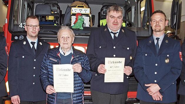 Der stellvertretende Kommandant Florian Sonntag und der Kommandant Tim Hallermeier (v. li.) sowie der Zweite Vorsitzende Tobias Hetz und der Vorsitzende Christian Rettmann (v. re.) dankten Hans Kraus (Dritter v. li.) f&uuml;r 70-j&auml;hrige Treue und Hans-...
