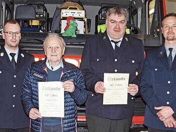 Der stellvertretende Kommandant Florian Sonntag und der Kommandant Tim Hallermeier (v. li.) sowie der Zweite Vorsitzende Tobias Hetz und der Vorsitzende Christian Rettmann (v. re.) dankten Hans Kraus (Dritter v. li.) für 70-jährige Treue und Hans-...