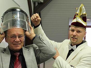 Bestimmt keine schlechte Idee: Sitzungspräsident Christian Brettschneider (rechts) empfiehlt Joachim Hahn einen Helm, um bei etwaigen Demonstrationen gerüstet zu sein. Foto: Kurt Hinner