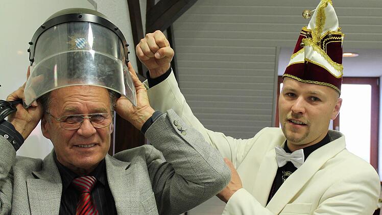 Bestimmt keine schlechte Idee: Sitzungspräsident Christian Brettschneider (rechts) empfiehlt Joachim Hahn einen Helm, um bei etwaigen Demonstrationen gerüstet zu sein. Foto: Kurt Hinner
