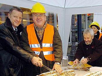 Damals waren die Rollen noch klar verteilt: Ulrich Eberhardt-Schramm (links) schneidet, Heinrich Fehling (Mitte) verteilt. Nun fordert Fehling Eberhardt-Schramm heraus. Das Foto mit Bäckermeister Rainer Reißenweber (zweiter von links) und Renate Reißenweber (rechts) entstand im November 2004 bei einer Benefizaktion fürs Sozialpädiatrische Zentrum (SPZ). Foto: CT-Archiv/Hagen Lehmann