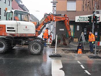 Ein Bagger riss die Spitalgasse auf.