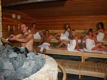 Mehr als heiße Luft: Saunameister Peter Zillig erklärt in der Obermain-Therme, was beim Aufguss passiert. Foto: Matthias Einwag/Archiv