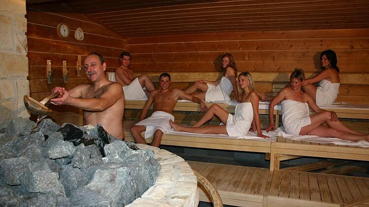 Mehr als heiße Luft: Saunameister Peter Zillig erklärt in der Obermain-Therme, was beim Aufguss passiert. Foto: Matthias Einwag/Archiv