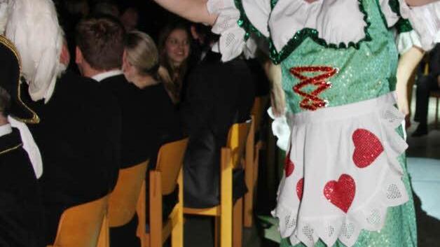 Ein fesches Dirndl entstellt nichts - und auch die behaarten Beine störten kein bisschen: Das Männerballett stellte eine Misswahl auf dem Oktoberfest dar.