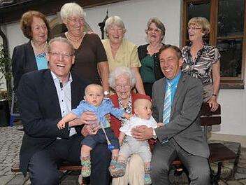 Bei der Gratulation: hinten von links die Töchter Renate, Elke, Hiltrud, Heidi und Sigi. Die beiden Söhne Günter und German fehlen. Vorne halten Bürgermeister und Enkel German Hacker sowie Landrat Alexander Tritthart mit der Jubilarin Helga Kuno die beiden jüngsten Urenkel Marco und Diego (neun Monate).  Foto: Roland Meister