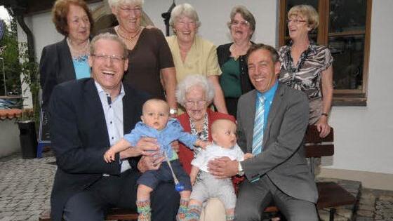 Bei der Gratulation: hinten von links die Töchter Renate, Elke, Hiltrud, Heidi und Sigi. Die beiden Söhne Günter und German fehlen. Vorne halten Bürgermeister und Enkel German Hacker sowie Landrat Alexander Tritthart mit der Jubilarin Helga Kuno die beiden jüngsten Urenkel Marco und Diego (neun Monate).  Foto: Roland Meister