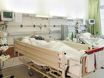 Mehrere Wochen verbrachte Paul K.* nach seinem Schlaganfall im Krankenhaus. Dann kam der Familienvater in ein Pflegeheim kam. Seine Liebsten hoffen jetzt, dass er bald die Einrichtung wechseln kann und sie ihn öfter als ein Mal pro Woche besuchen können. Foto: Josef Hofbauer/Archiv