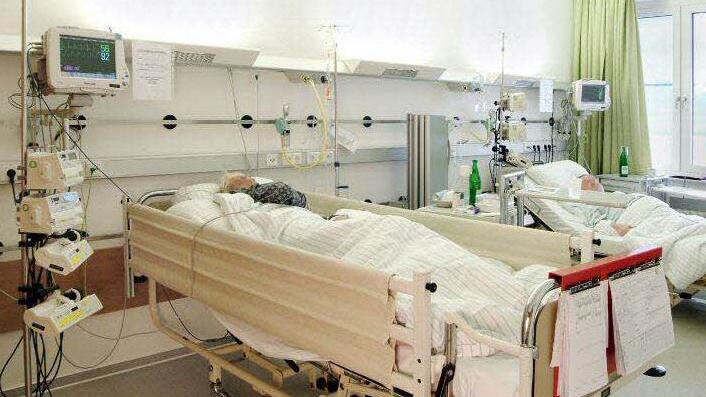 Mehrere Wochen verbrachte Paul K.* nach seinem Schlaganfall im Krankenhaus. Dann kam der Familienvater in ein Pflegeheim kam. Seine Liebsten hoffen jetzt, dass er bald die Einrichtung wechseln kann und sie ihn öfter als ein Mal pro Woche besuchen können. Foto: Josef Hofbauer/Archiv