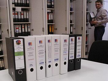 Bauamtsleiter Steffen Lipfert zeigt die Unterlagen einer einzigen Baumaßnahme im Zuge der Städtebau-Förderung in Ebermannstadt. Foto: Josef Hofbauer