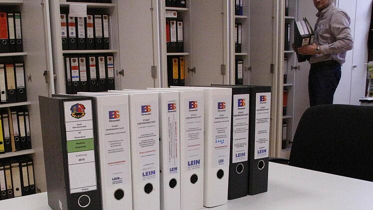 Bauamtsleiter Steffen Lipfert zeigt die Unterlagen einer einzigen Baumaßnahme im Zuge der Städtebau-Förderung in Ebermannstadt. Foto: Josef Hofbauer